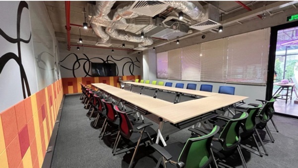 Một phòng họp với đầy đủ trang thiết bị hiện đại của The Sentry. Một phòng họp với đầy đủ trang thiết bị hiện đại của The Sentry.