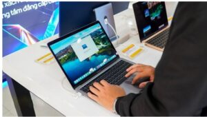 Khách hàng trải nghiệm MacBook tại Thế Giới Di Động
